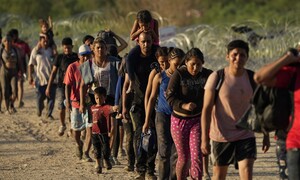 바이든-트럼프, ‘멕시코 국경의 결투’…“통제” 여론에 수싸움
