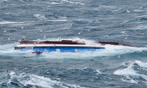 서귀포 앞바다서 어선 전복…2명 실종·8명 구조