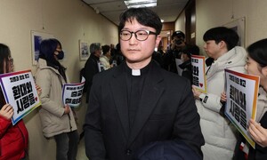 “신앙 앞세운 차별·혐오의 공식화”… 성소수자 축복 목사 출교