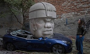 멕시코 올멕 거대 두상에 부서진 테슬라 모델 3 [포토]
