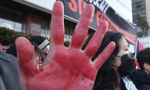 붉게 칠한 손을 든 시민들 “미국, 학살지원 중단하라!”