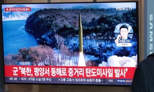 북한 쏜 탄도미사일…고체연료 쓴 ‘극초음속 미사일’인 듯