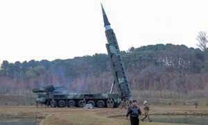 ‘화성포-16나’형 쏜 김정은 “모든 미사일 고체연료·핵무기화 실현”