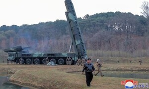 김정은 “모든 미사일 고체연료화·핵무기화 실현”