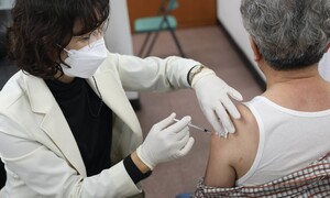 코로나 백신 추가접종 시작…65살 이상·면역저하자 권고