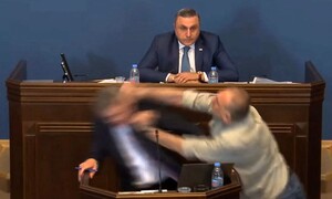 조지아 ‘언론 입틀막’ 법안 주먹으로 막은 야당의원