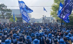 금속노조 “경찰, 한국옵티칼 집회 과잉진압”
