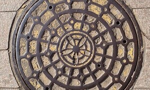 인천 신포동 골목엔 일제강점기 맨홀 뚜껑이…박물관 유물 된다