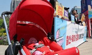 출산·육아가 민폐라는 회사의 ‘갑질’…직장인 절반이 피해자