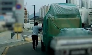학원가 1t 트럭 데굴데굴…슬리퍼 신은 채 맨몸 날린 영웅 [영상]