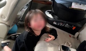 뜨거운 차에 두살 딸 갇혀 울어도…유튜버 부부는 ‘촬영 욕심뿐’