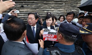 한남동 관저 200m 밖에 발 묶인 야당 “김건희·최은순 출석하라”