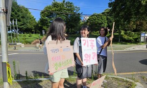 통근버스는 정직원만?… 의외의 곳에서 만난 악당들