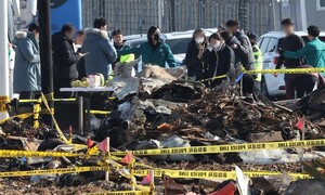 공항 곳곳에서 비명 섞인 통곡…또 한 번 무너지고 있다