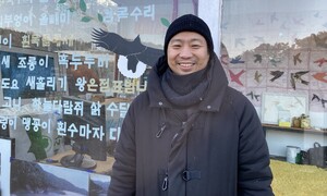 녹슨 철창 너머 곰을 구하고, 농약 피해 날아든 제비를 지키고