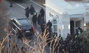 [속보] 공조본, 대통령 관저 안 3차 저지선 통과…체포 협의 진행 추정