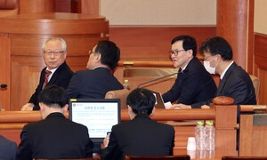 탄핵심판에 중국산 태양광이 왜 나와… 윤석열 변호인단 ‘아무말 대잔치’