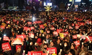 폭주 ‘내란열차’ 급제동 맞춰 ‘응원봉 정치’ 일상화 물꼬를