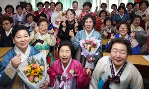 88살의 졸업 “절대로 포기하지 마시오”