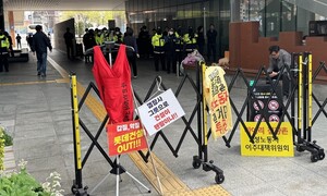 들어오지 말라는 ‘질서유지선’처럼 이야기에 자격이 있는 걸까