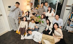 우리는 조금씩 이상했고, 그래서 같이 살기로 했다