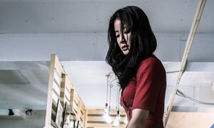 회심의 액션에 찬물 끼얹는 빨간 원피스