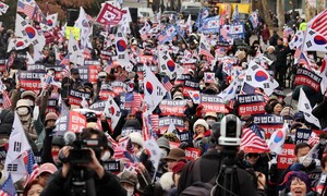 극우를 지지하는 가족과 함께하는 법