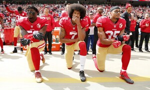 미국프로풋볼 선수가 무릎 꿇다가 퇴출 당한 이유는?