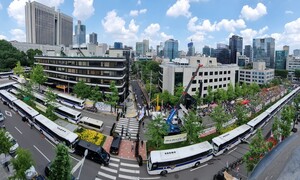 124일만의 구속, 서울중앙지법 앞 울려 퍼진 구호는