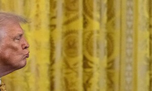 무너지는 소프트파워, 헛심 쓰며 저무는 미국의 시대