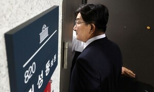 [단독] “권성동, 한학자 통일교 총재에 큰절하고 2차례 쇼핑백 받아”