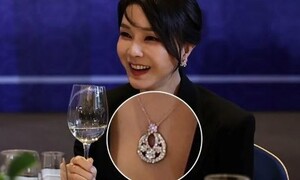 김건희, 디올백 영상 공개 뒤 “잘 썼다”며 목걸이 돌려줘