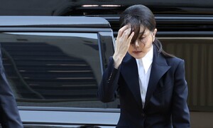 따로, 같은 길 가는 부부