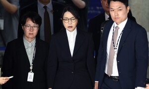 첫 ‘대통령 부부 동시 구속’, 아직 쌓여 있는 N개의 혐의들