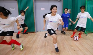 선생님은 말했다 “축구부 만들려면 아이들 모아 와”