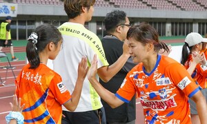 이겨도 져도 빼먹지 않는 ‘하이파이브’