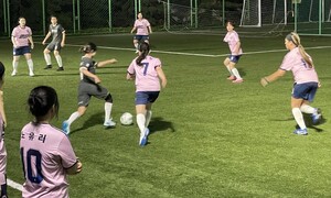 “들리지 않지만 서로를 믿어”… 공 차는 여자들의 땀과 우정