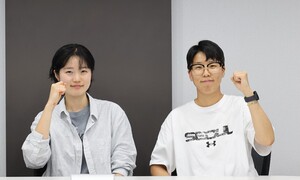 운동장 앞 주저하는 여학생들 안으로 이끈 ‘원더 티처’ 선생님들