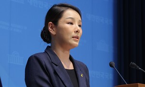 성비위 고발 강미정 탈당 “조국 침묵”… 혁신당 “할 수 있는 조처 다해, 유감”