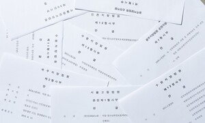 [단독] 미성년 선수 무릎 베고 축구 시청, 지도자는 학교 옮겨 반복했다