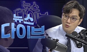 신문지에 바람을 불어넣어 일으켜 세운다
