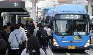 [단독] ‘표준운송원가’ 개정 조항 없어 20년 코 꿰인 서울시… 서울 버스는 어떻게 ‘돈 먹는 하마’가 됐나