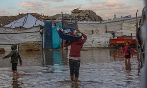 피란민 천막 떠내려가도 구호품 막는 이스라엘