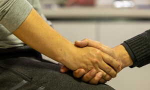 의료차별 맞서고, 열무김치 나누고… HIV 감염인이 감염인 돌보는 ‘서로돌봄’