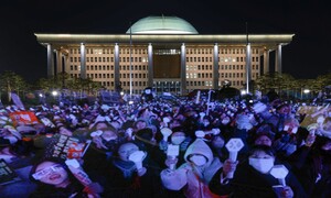 응원봉의 밤이 모여 무사한 민주주의여