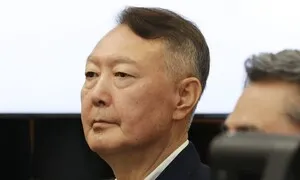윤석열, 법정 입장…‘내란 우두머리’ 선고공판 시작