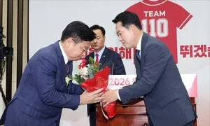 지방선거 져도 ‘계속 친윤당’…원내대표 ‘7표차 신승’이 쇄신 지렛대 될까