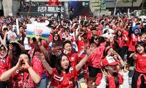 “뜨거운 햇살 아래 대~한민국!”…금요일 오전 광화문 붉은 함성