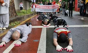 [포토] “범죄자 취급 멈춰라” 이주노동자들, 청와대까지 오체투지 행진