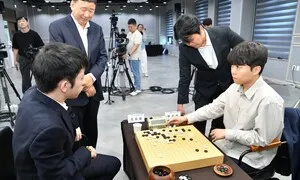 신민준, 3국서 왕싱하오에 불계패…엘지배 2연패 불발